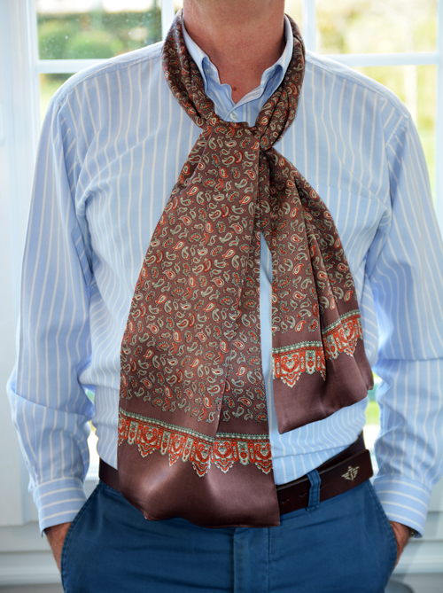 Foulard en soie imprimée pour homme